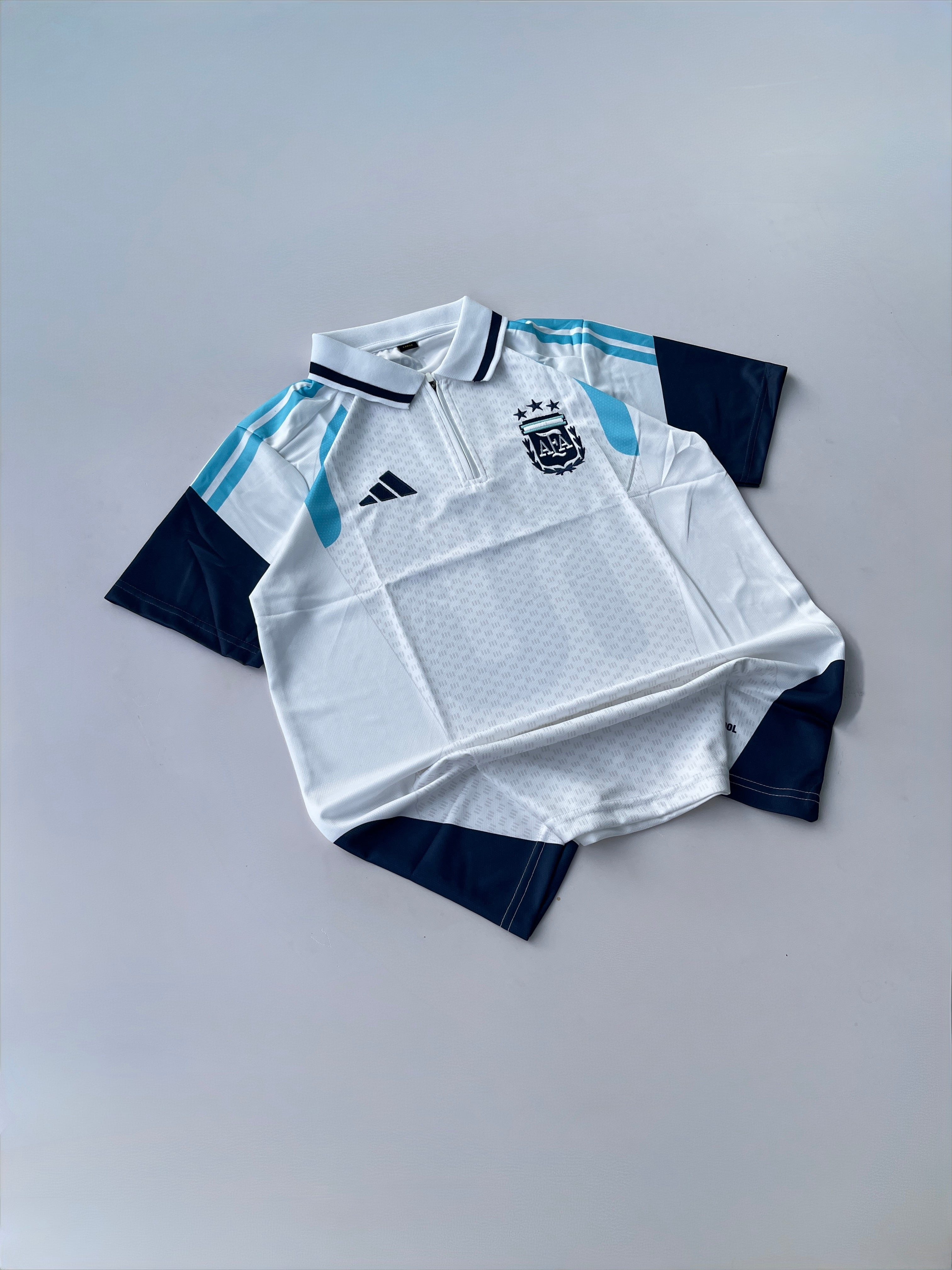 ARGENTINA 2026 WORLD TRAVELING KIT POLO MESSI (EMBROIDERY LOGOS)
