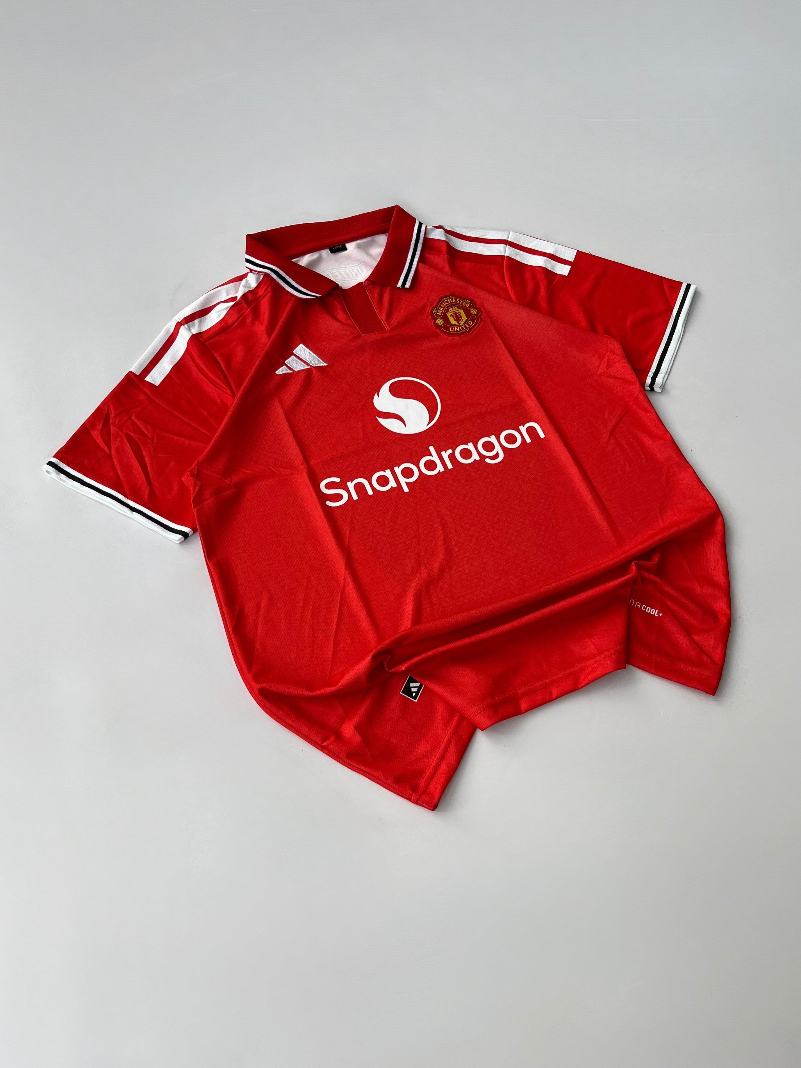 MANCHESTER UNITED 2026-27 HOME KIT COLLAR (EMBROIDERY LOGOS)