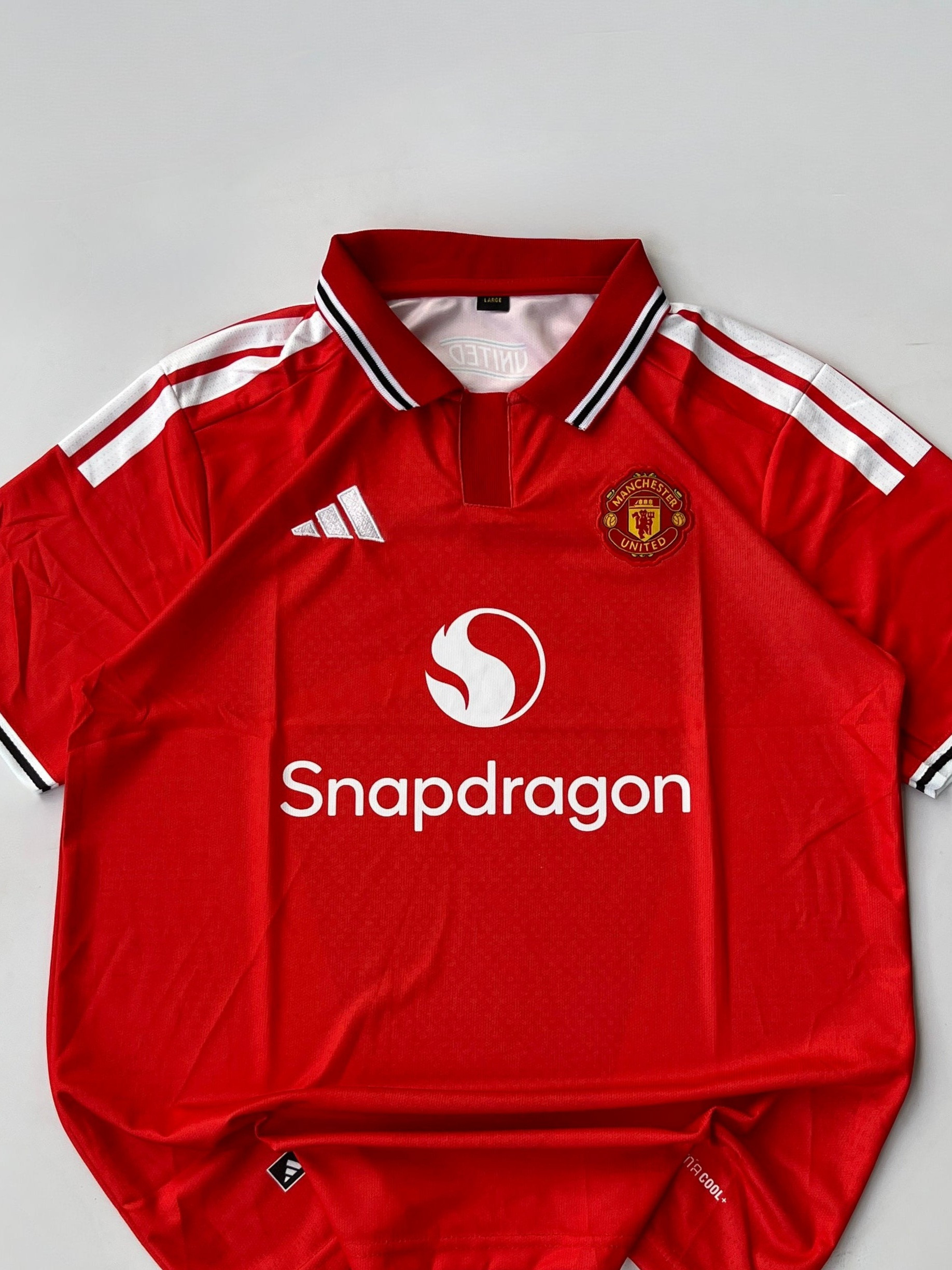MANCHESTER UNITED 2026-27 HOME KIT COLLAR (EMBROIDERY LOGOS)